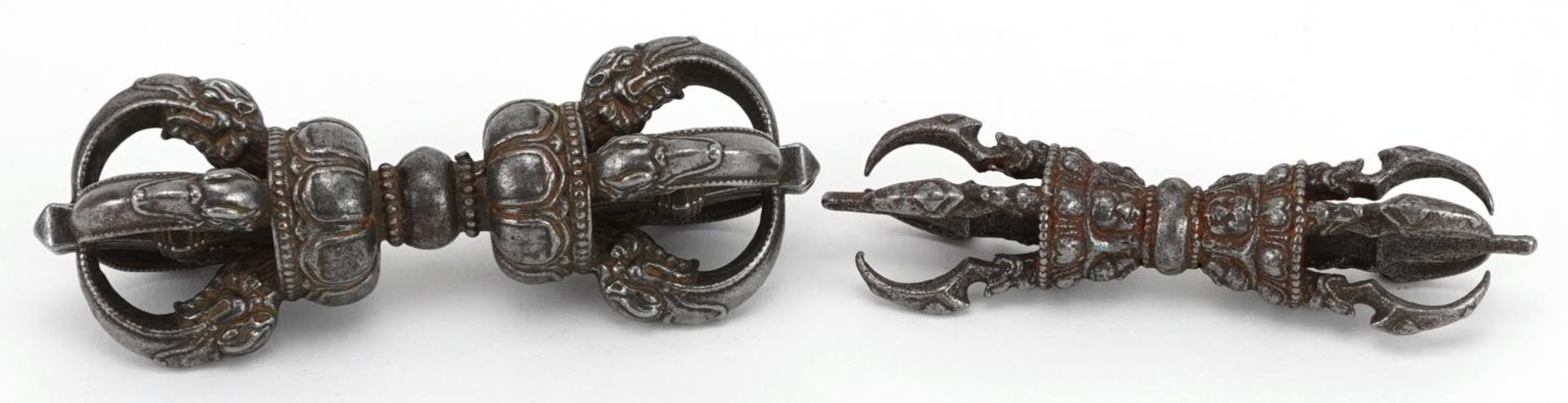 Two Tibetan cast white metal dorjes, the largest 13cm wide : For further information on this lot - Bild 2 aus 3