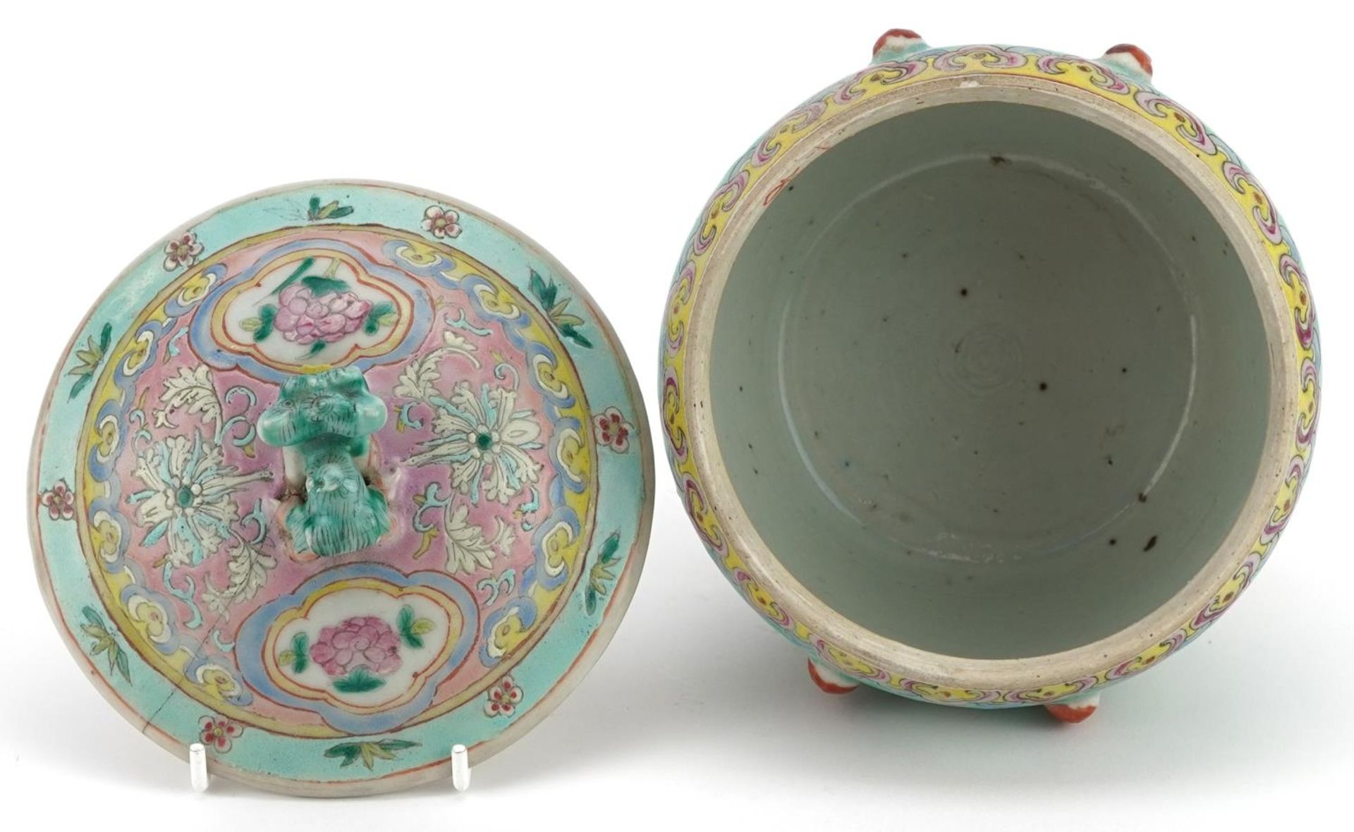 Chinese Peranakan Nyonya Straits porcelain kamcheng hand painted with flowers amongst scrolling - Image 5 of 6