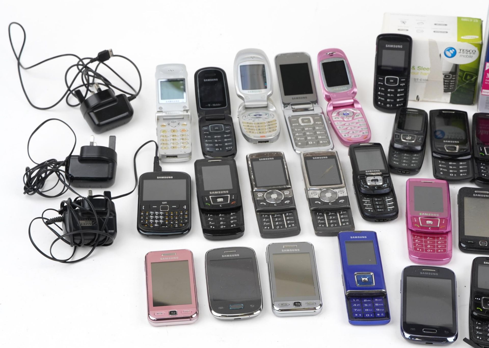 Large collection of vintage and later Samsung mobile phones, some with boxes : For further - Image 2 of 3