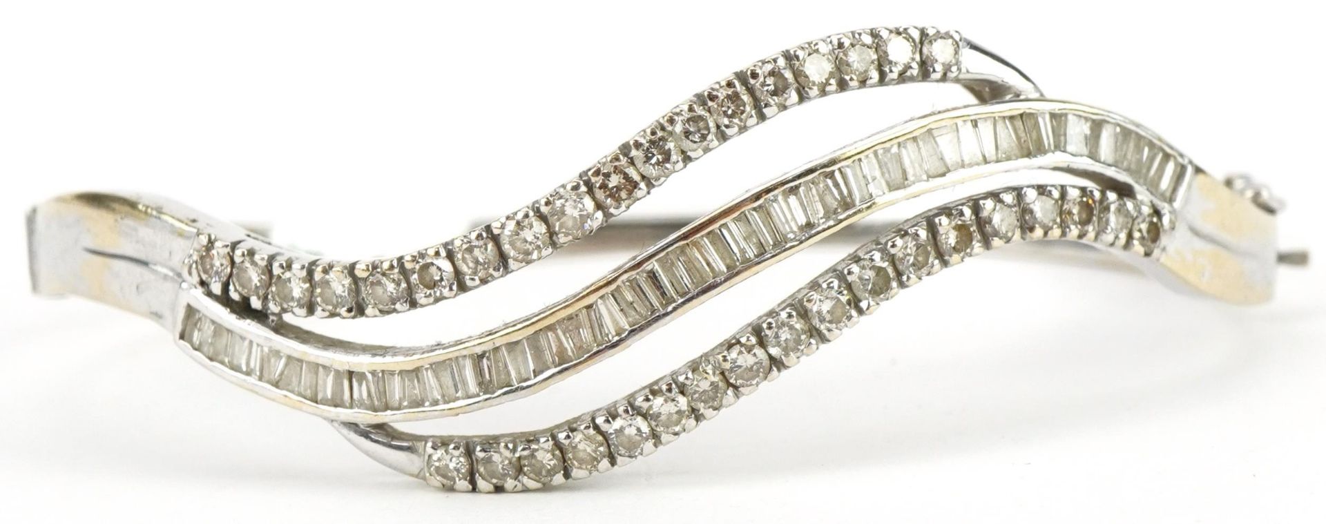 18ct white gold diamond bracelet, total diamond weight approximately 2.26 carat, approximate