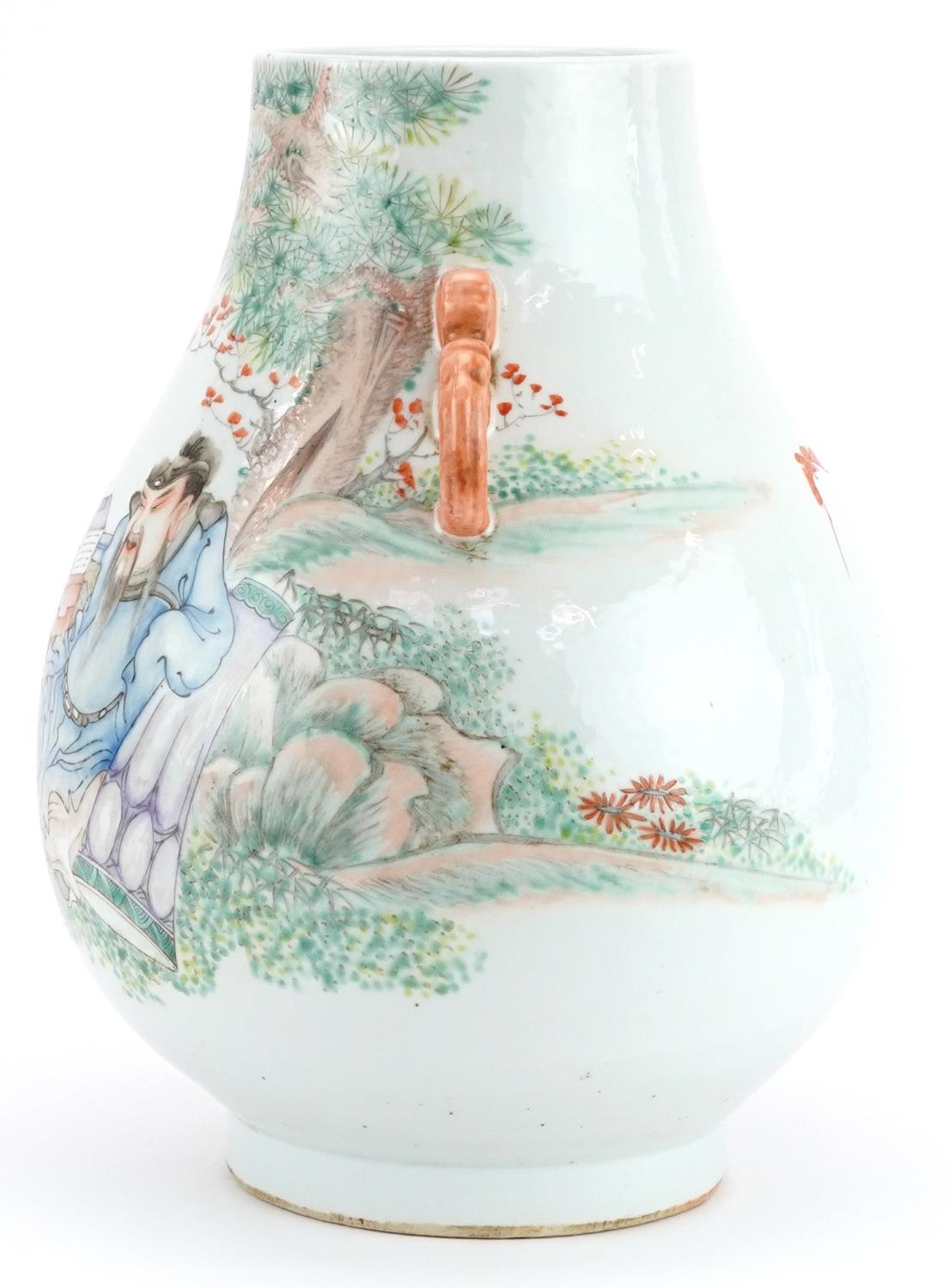Chinese porcelain Hu arrow vase with twin handles hand painted in the famille rose palette with an - Image 2 of 6