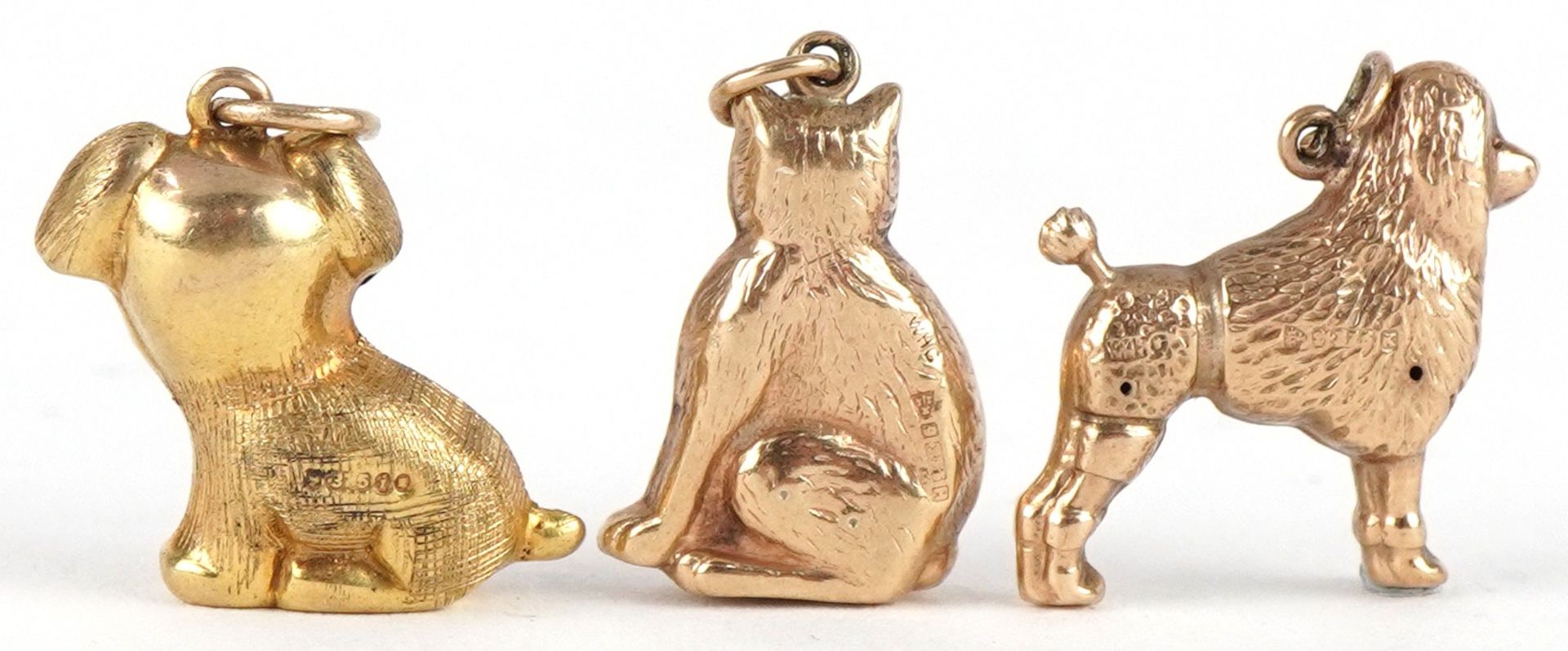 Three 9ct gold animal charms comprising Poodle, seated cat and seated dog with ruby eyes, the - Bild 2 aus 6