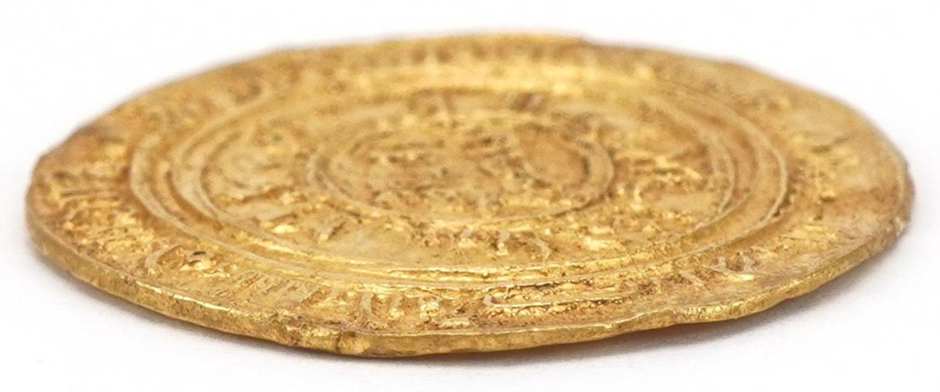 Islamic gold coin, 2.2cm in diameter, 4.2g : For further information on this lot please visit - Image 3 of 3