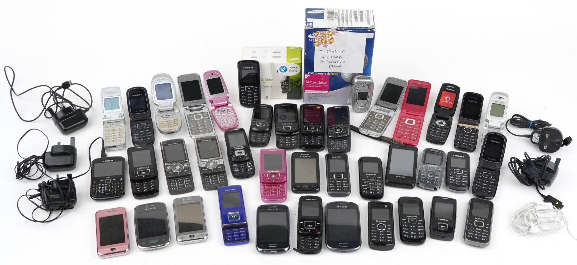 Large collection of vintage and later Samsung mobile phones, some with boxes : For further