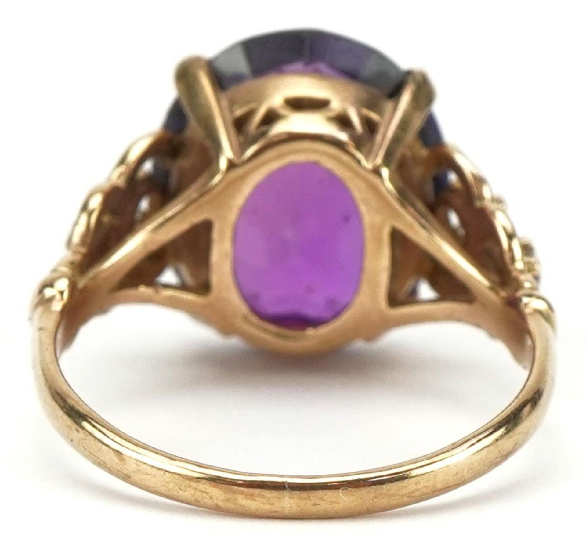 Purple stone solitaire ring, possibly alexandrite, set with clear stone set shoulders, the stone - Image 2 of 4