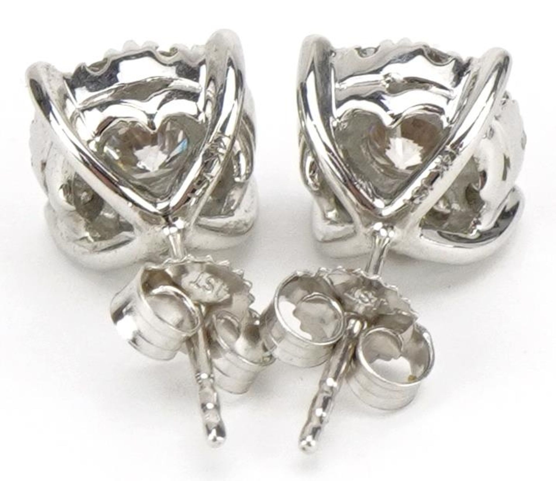 Pair of 14ct white gold diamond stud earrings, the central diamond approximately 4.45mm in diameter, - Bild 2 aus 2