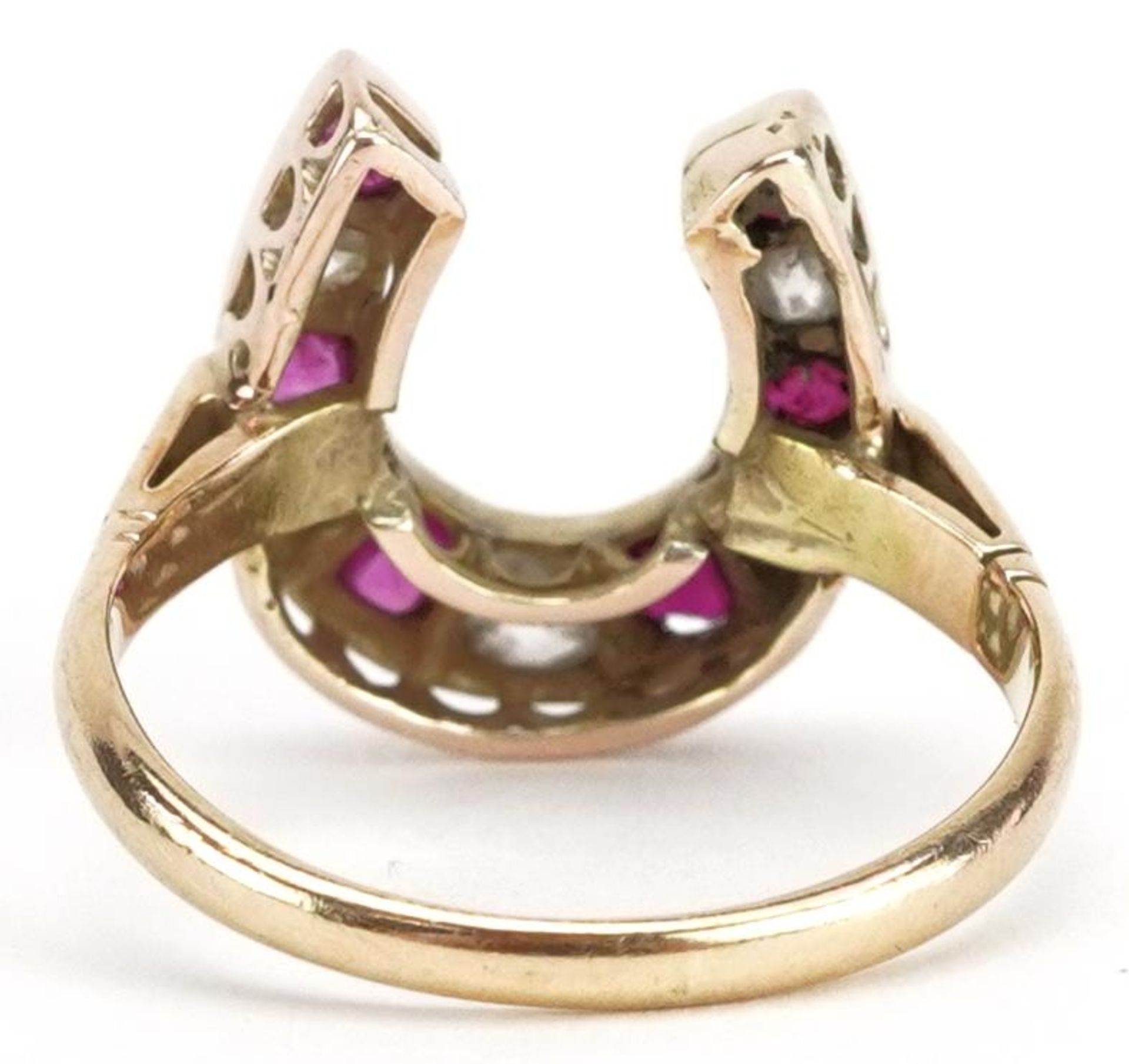 Unmarked gold diamond and ruby horseshoe ring, tests as 15ct gold, the largest diamond approximately - Bild 2 aus 3