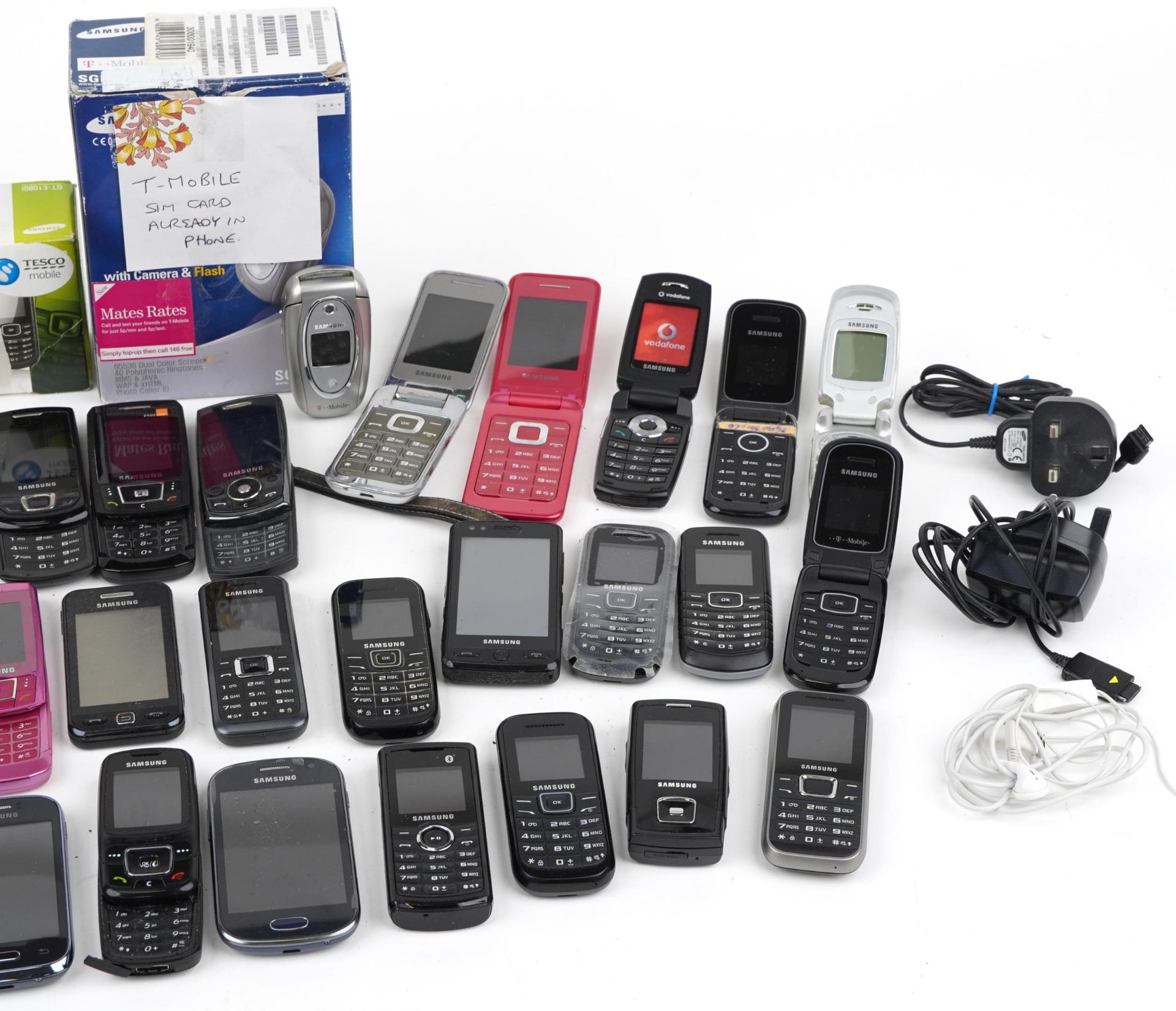 Large collection of vintage and later Samsung mobile phones, some with boxes : For further - Image 3 of 3
