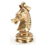 9ct gold knight chess piece pendant, 3cm high, 5.5g : For further information on this lot please