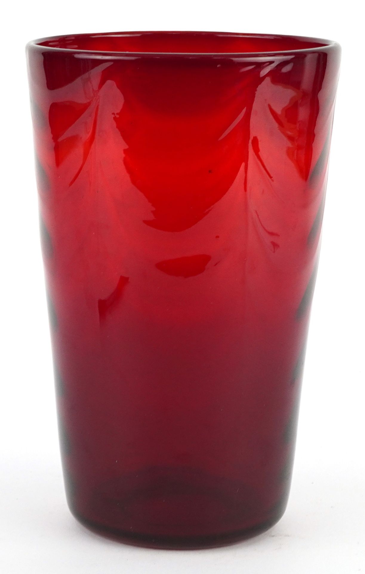 Whitefriars red wave glass vase, 20cms high : For further information on this lot please visit - Bild 2 aus 3