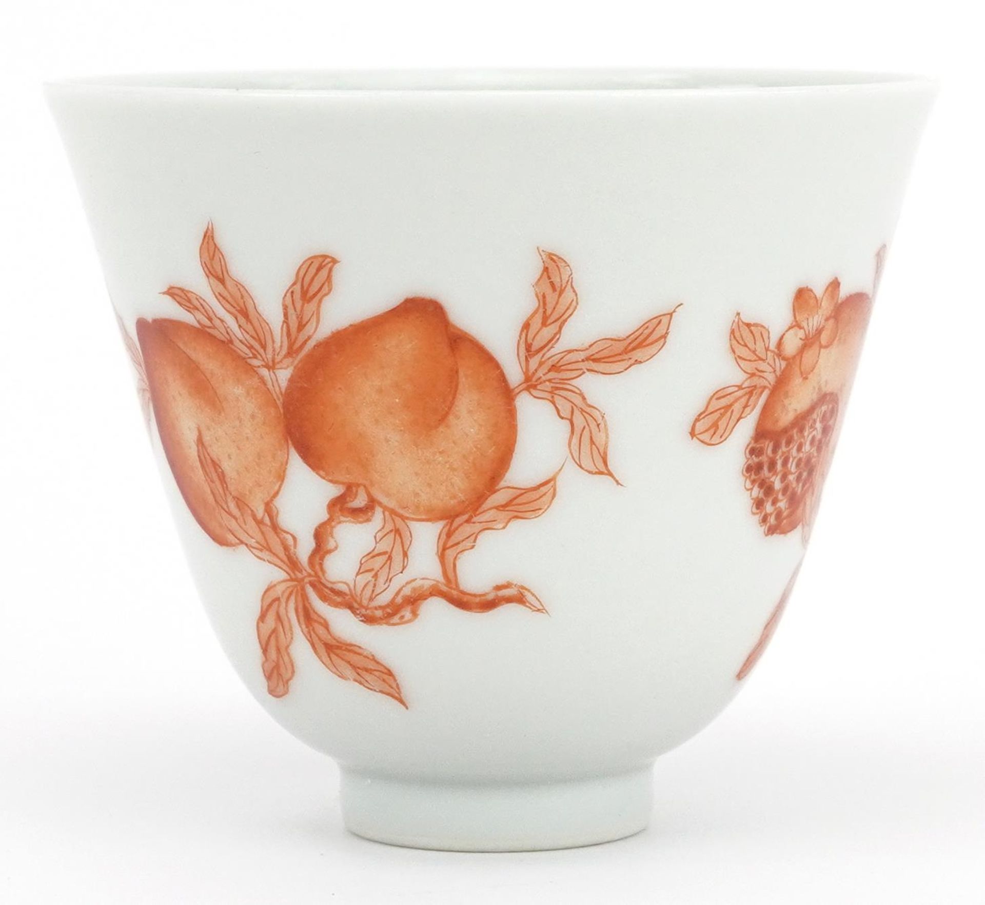 Chinese porcelain tea bowl hand painted in iron red with fruit and flowers, six figure iron red - Bild 4 aus 7