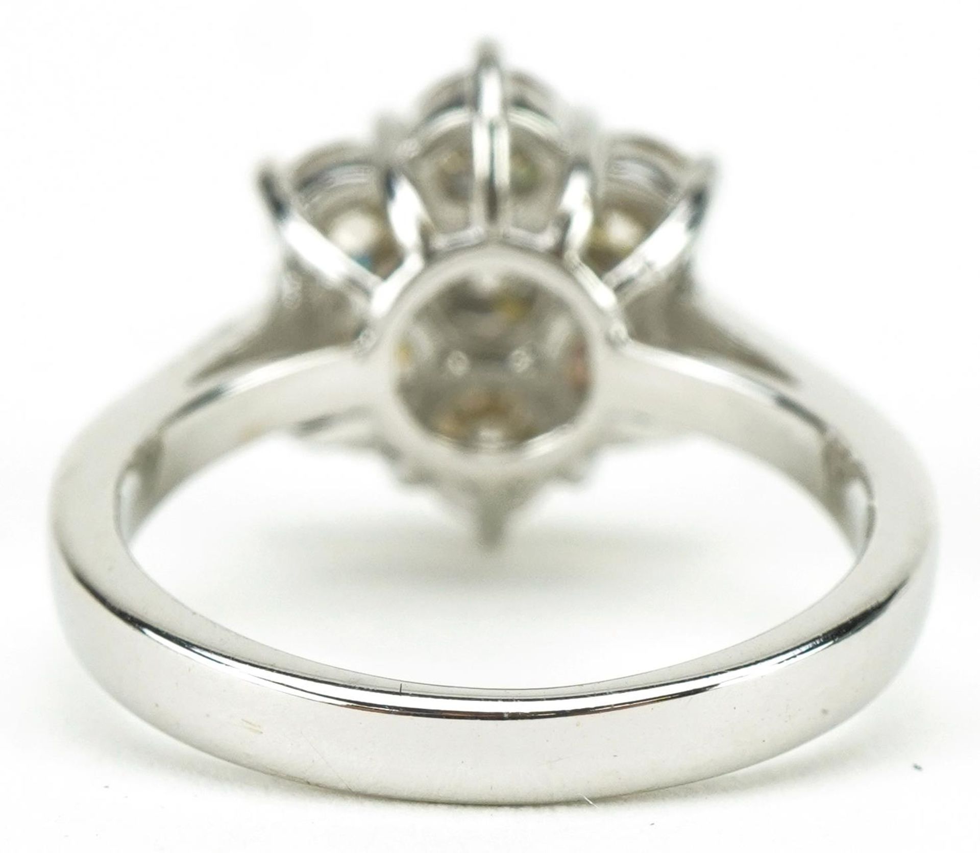 18ct white gold diamond flower head ring, total diamond weight approximately 2.17 carat, size O, 6. - Bild 2 aus 4