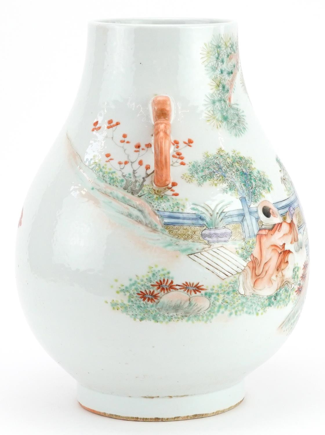 Chinese porcelain Hu arrow vase with twin handles hand painted in the famille rose palette with an - Image 4 of 6