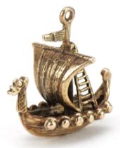 9ct gold Viking longboat charm, 2cm in length, 3.7g : For further information on this lot please