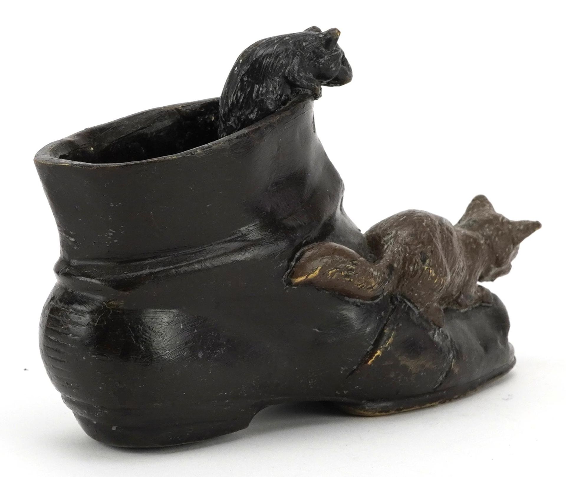 Patinated bronze spill vase in the form of a cat and a rat with shoe, impressed Geschutzt to the - Image 2 of 4