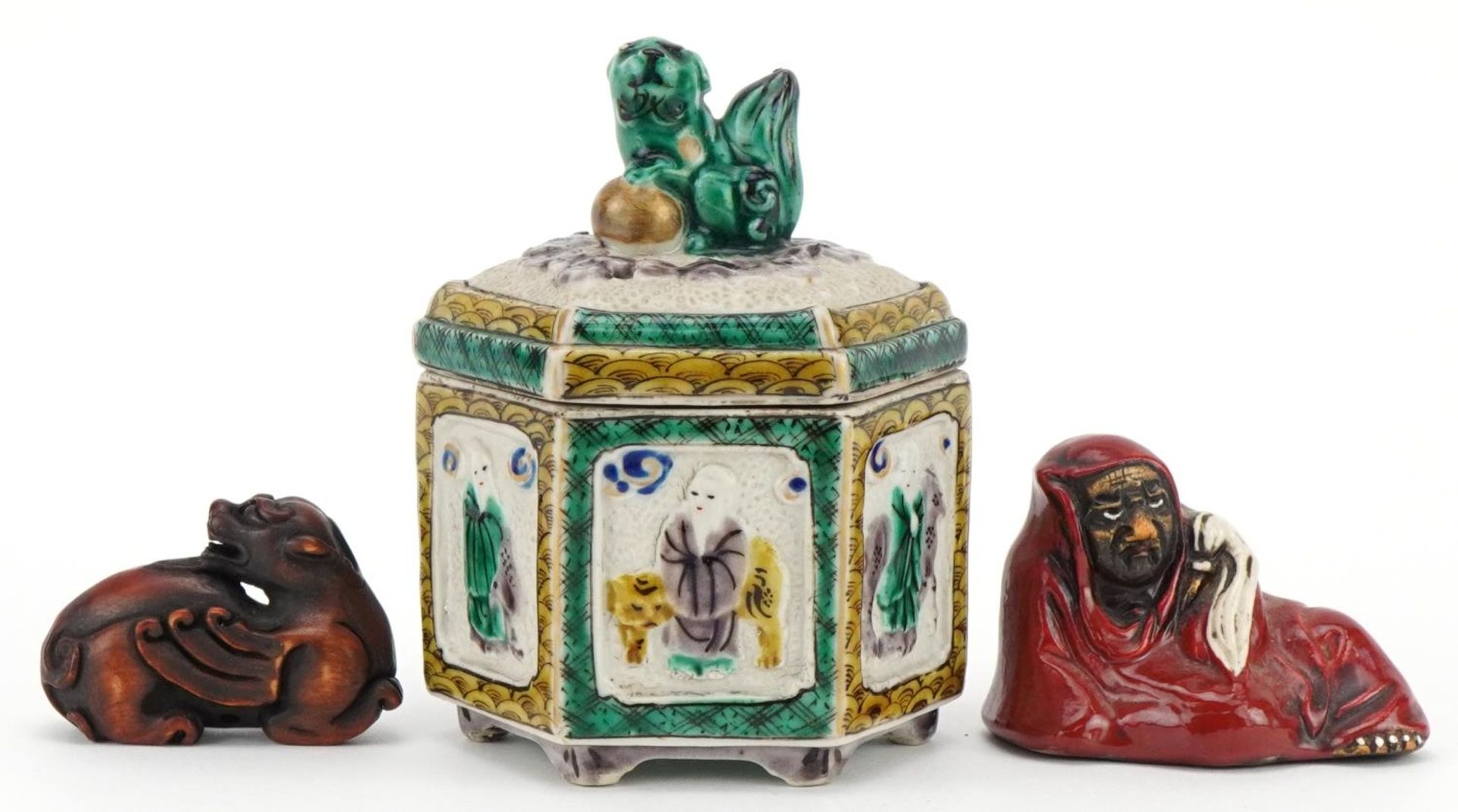 Japanese sundry items including a porcelain incense burner and cover and a box with netsuke with a - Bild 2 aus 7