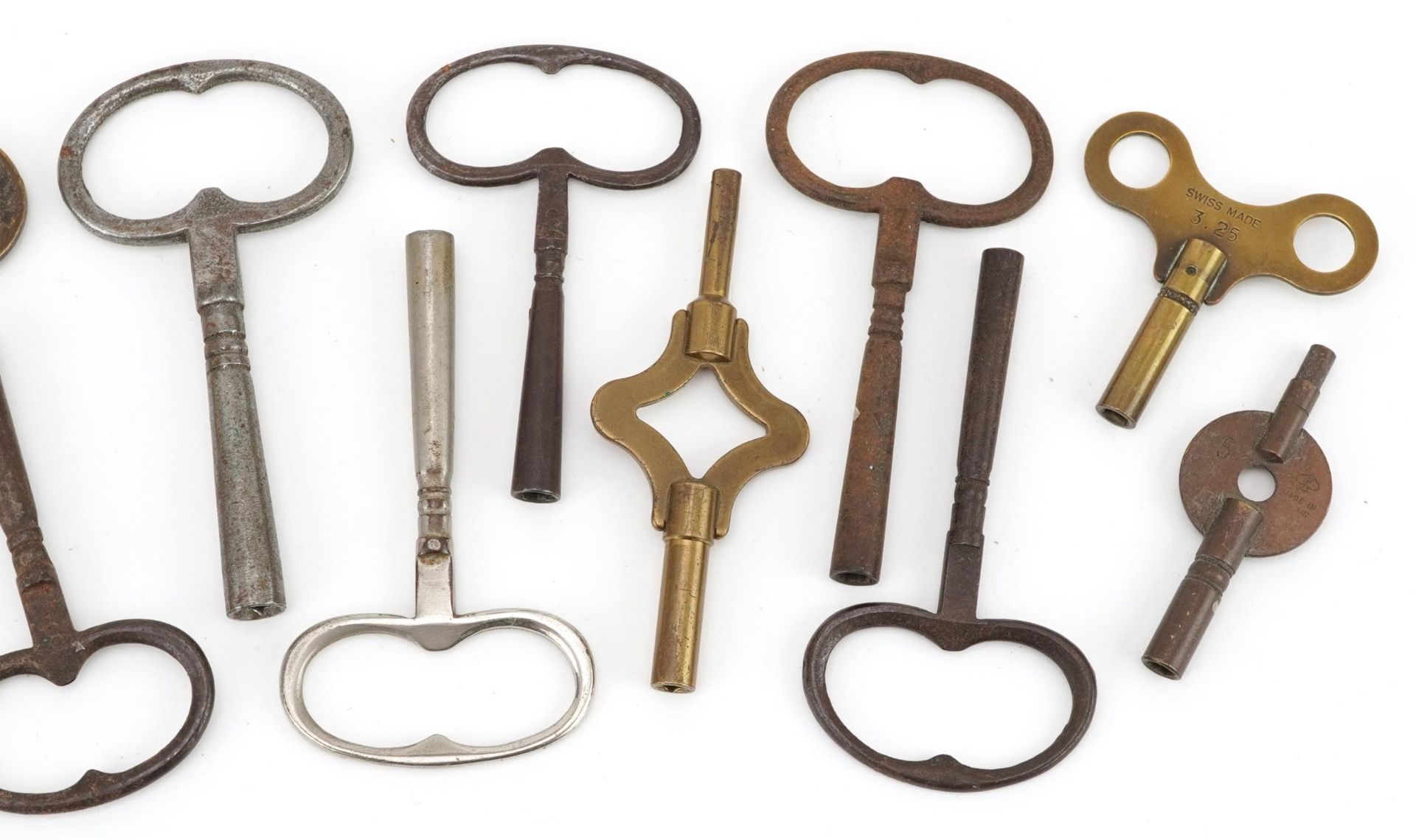 Fourteen assorted antique and vintage clock keys, the largest 8cm in length : For further - Bild 3 aus 3