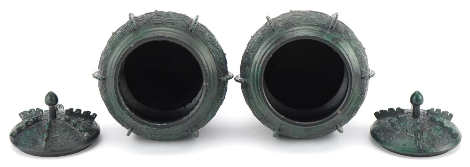 Pair of Japanese verdigris bronze archaic style vessels and covers, character marks to the bases, - Bild 5 aus 7