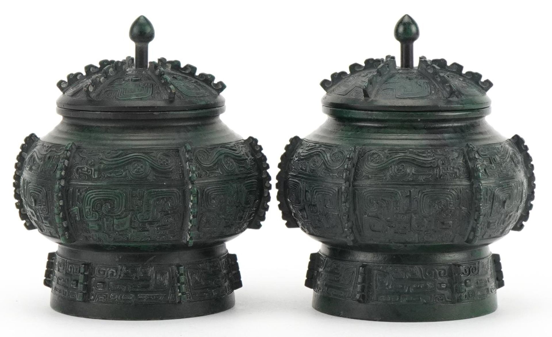 Pair of Japanese verdigris bronze archaic style vessels and covers, character marks to the bases, - Bild 3 aus 7