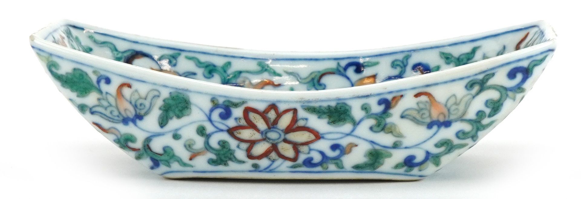Chinese doucai porcelain saucer hand painted with flowers amongst scrolling foliage, six figure - Bild 2 aus 8