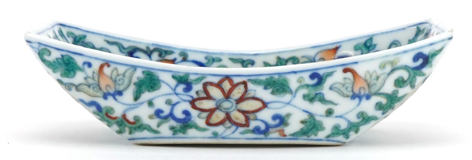 Chinese doucai porcelain saucer hand painted with flowers amongst scrolling foliage, six figure - Bild 4 aus 8