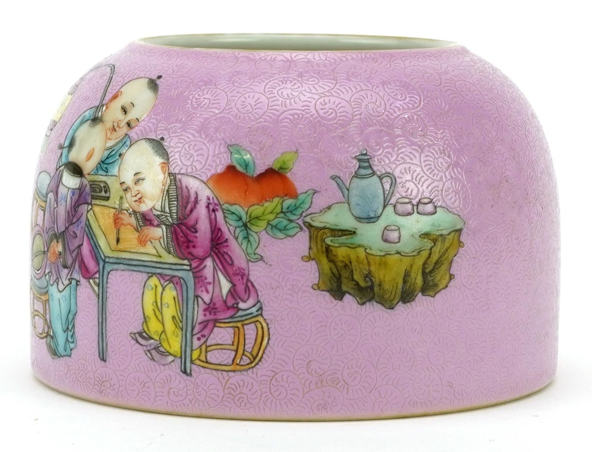 Chinese porcelain beehive water pot having a pink glaze hand painted with children playing, six - Bild 2 aus 7