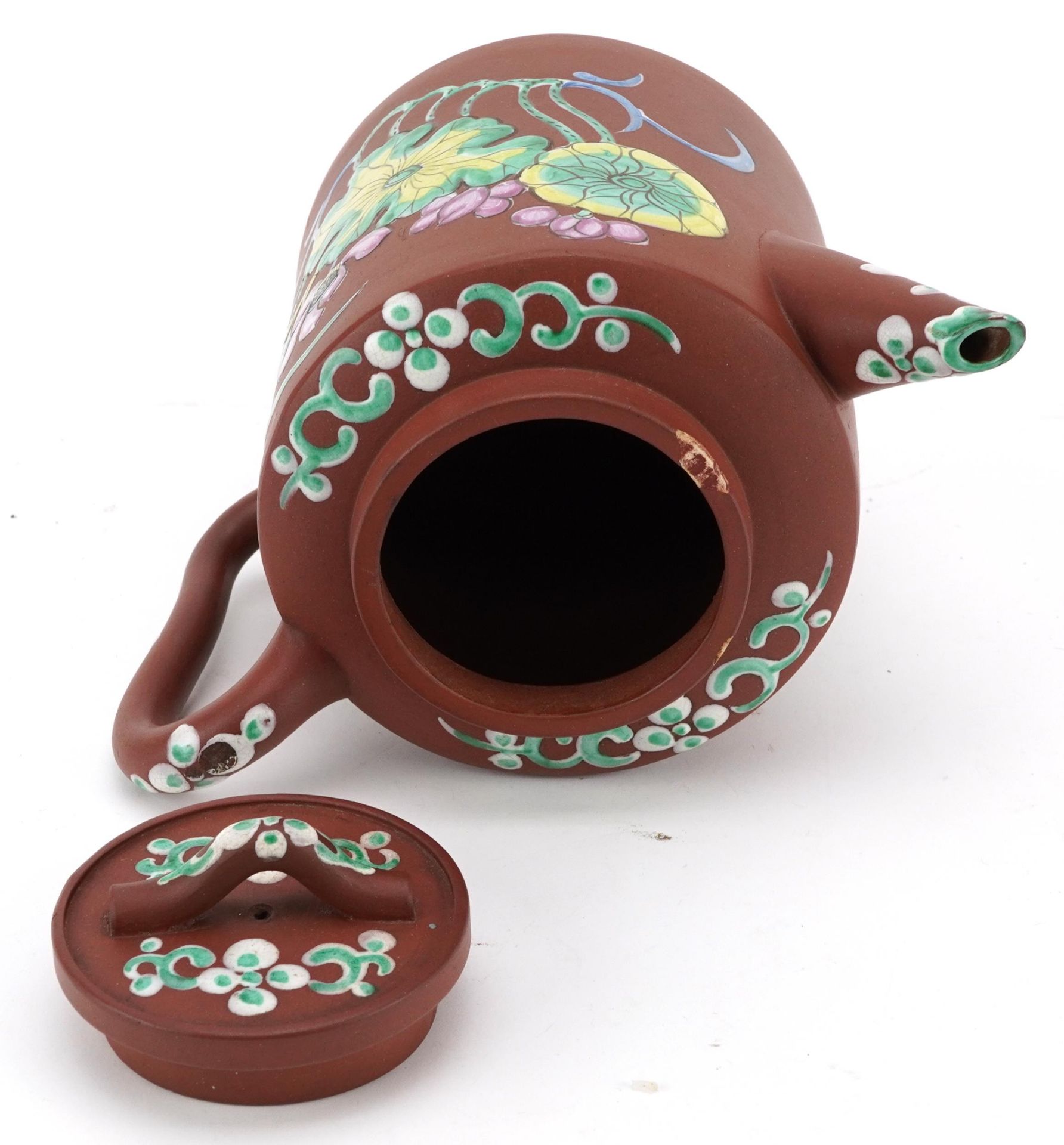 Chinese Yixing terracotta teapot enamelled with flowers, incised character marks to the base, 18.5cm - Bild 6 aus 8