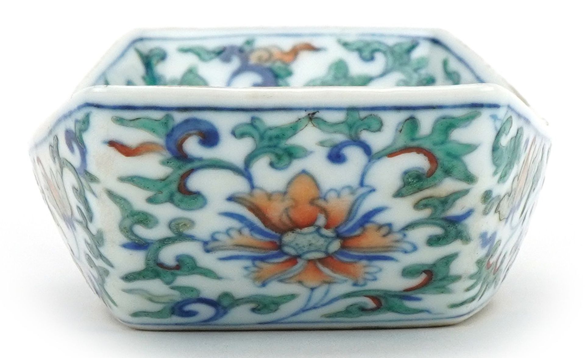 Chinese doucai porcelain saucer hand painted with flowers amongst scrolling foliage, six figure - Bild 3 aus 8