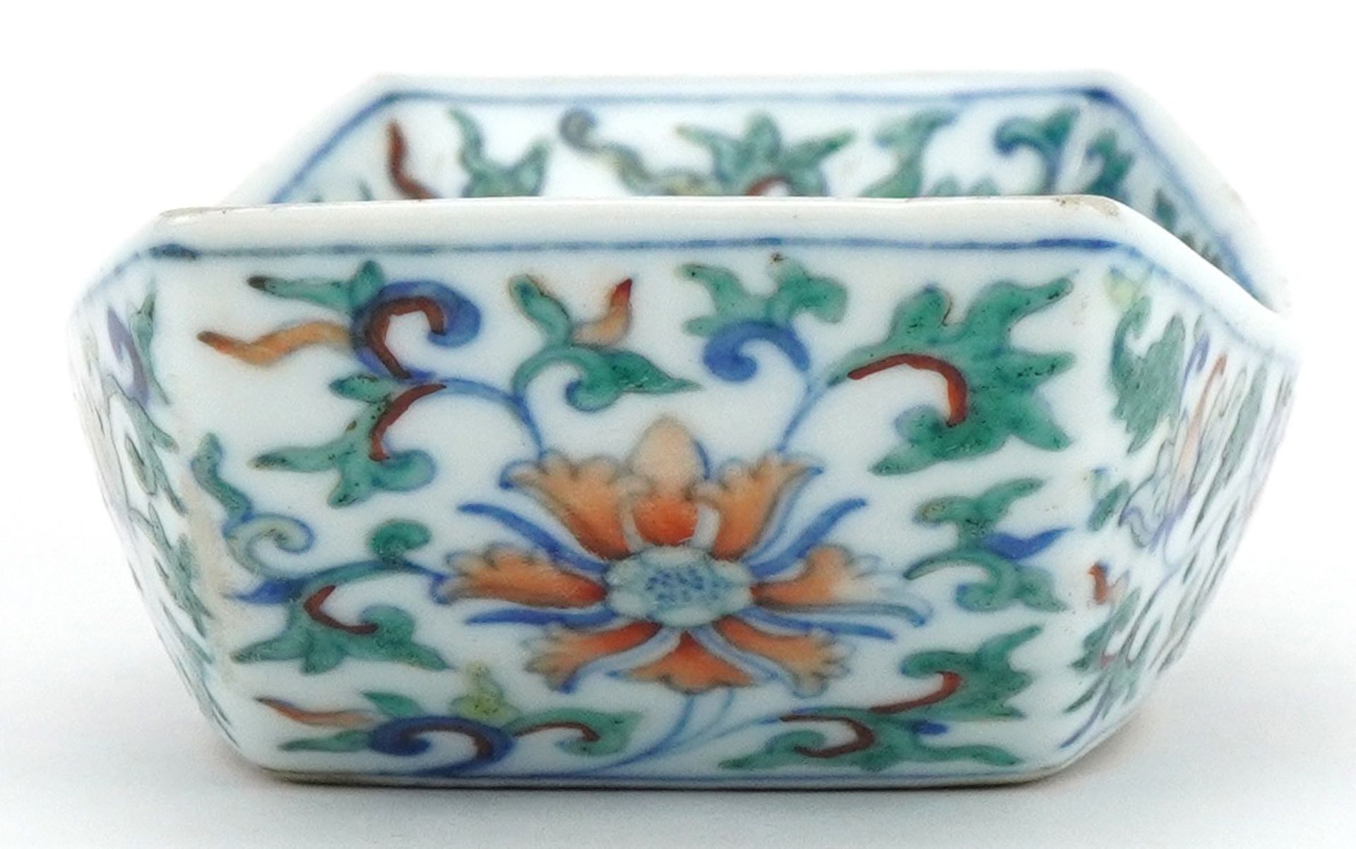 Chinese doucai porcelain saucer hand painted with flowers amongst scrolling foliage, six figure - Bild 5 aus 8