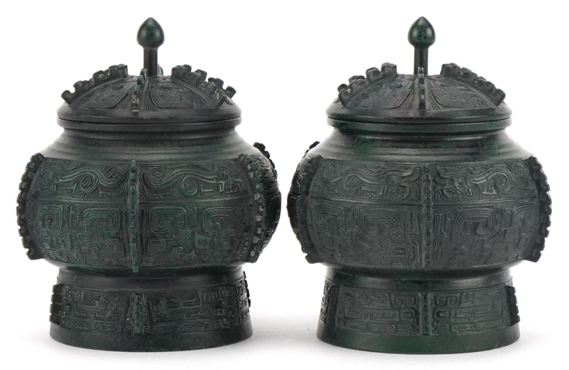 Pair of Japanese verdigris bronze archaic style vessels and covers, character marks to the bases, - Bild 2 aus 7
