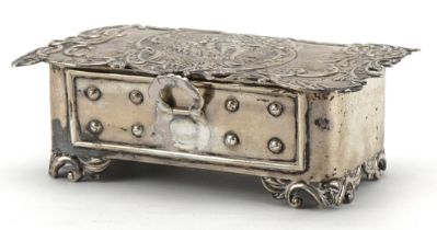 Silver jewel casket embossed with figures and scrolling foliage, indistinct London hallmarks, 5cm