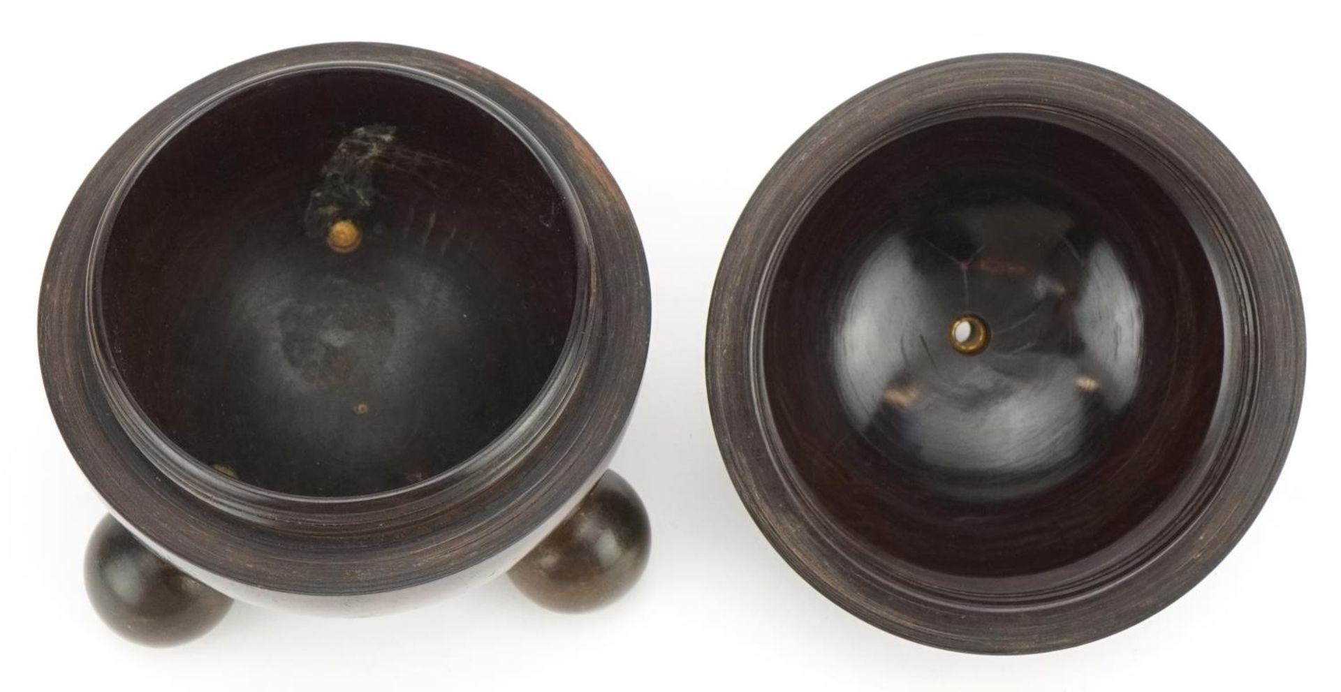 Victorian rosewood spherical string box on four brass ball feet, 9.5cm high : For further - Bild 3 aus 4