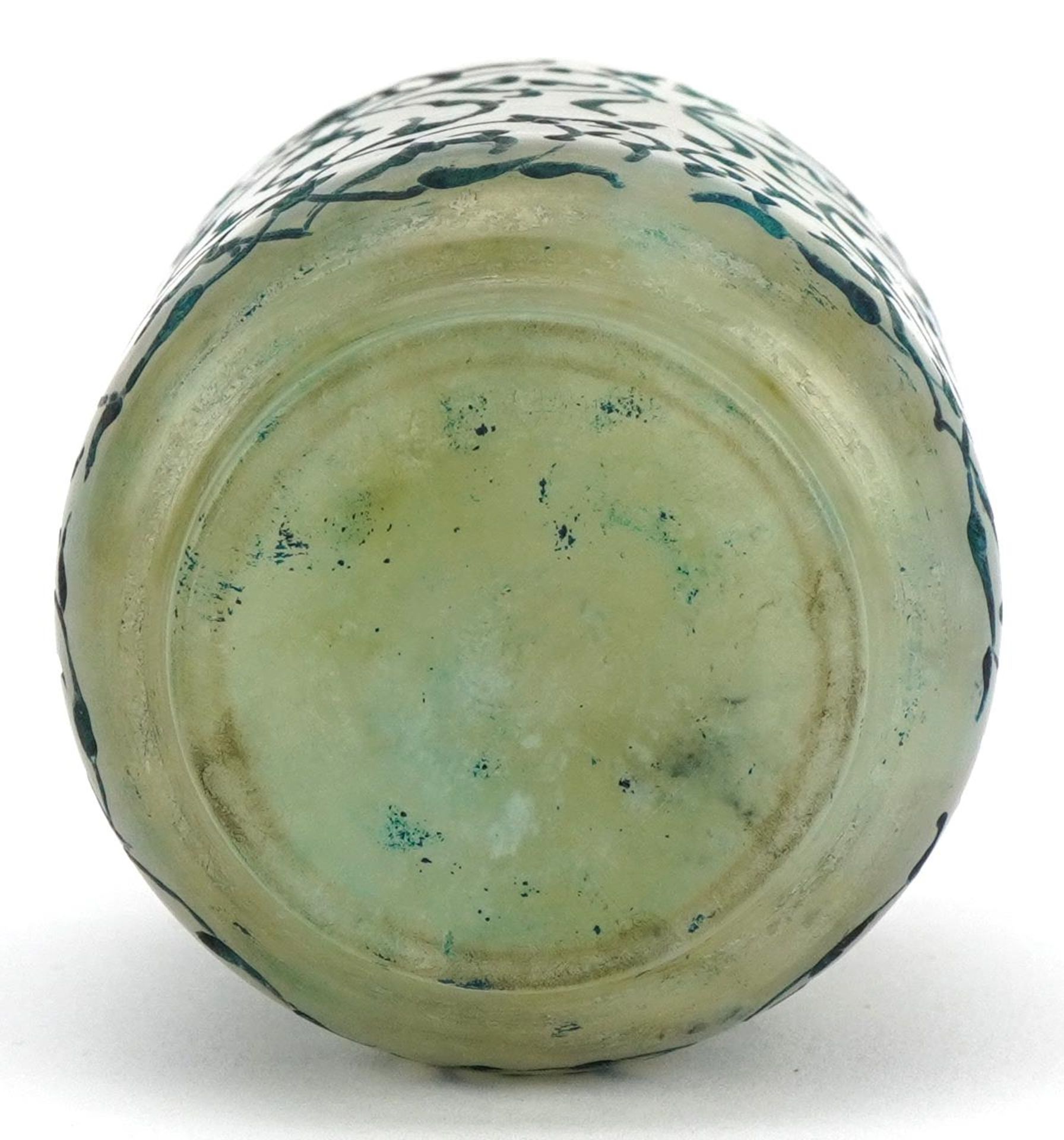 Islamic pale green jade cup carved with foliage : For further information on this lot please visit - Image 4 of 4