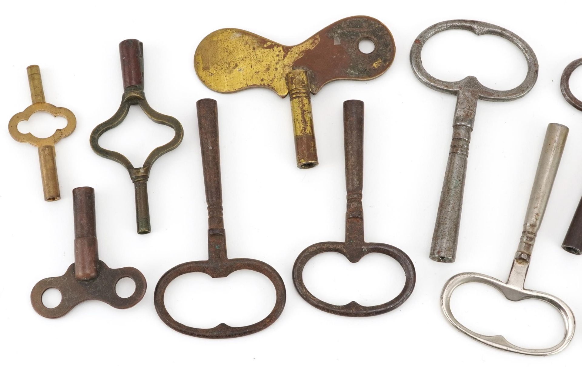 Fourteen assorted antique and vintage clock keys, the largest 8cm in length : For further - Bild 2 aus 3