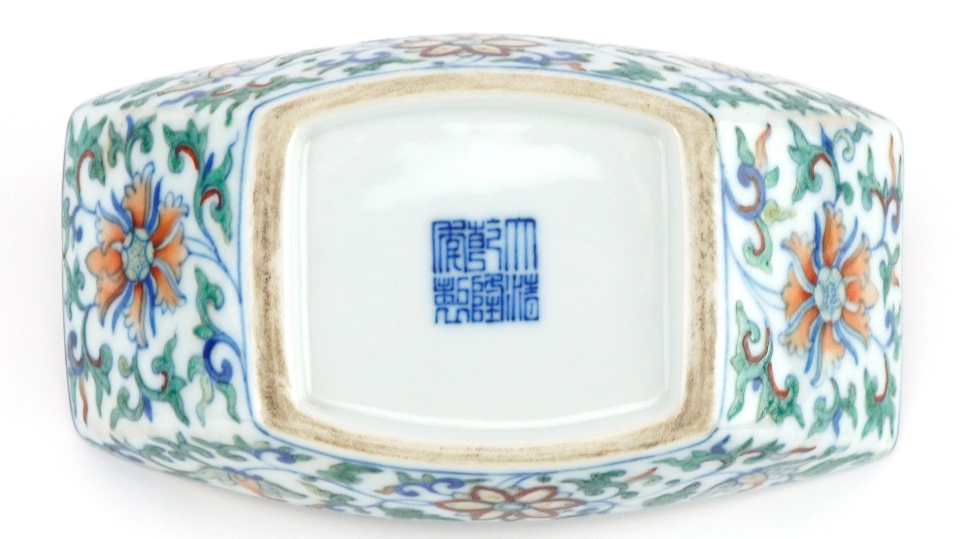 Chinese doucai porcelain saucer hand painted with flowers amongst scrolling foliage, six figure - Bild 7 aus 8