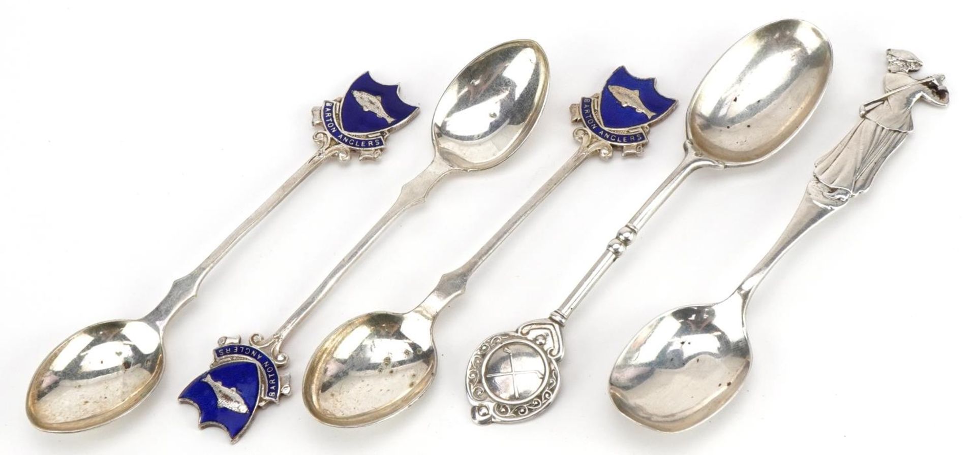 Sporting interest teaspoons comprising two silver golfing interest and three silver plated and