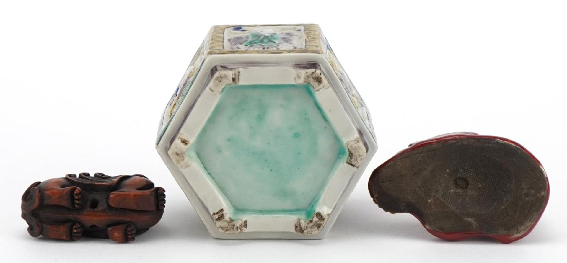 Japanese sundry items including a porcelain incense burner and cover and a box with netsuke with a - Bild 7 aus 7