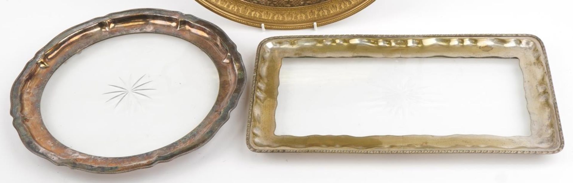 Three metal and glass trays comprising a good quality French style gilt brass twin handled example - Bild 3 aus 4