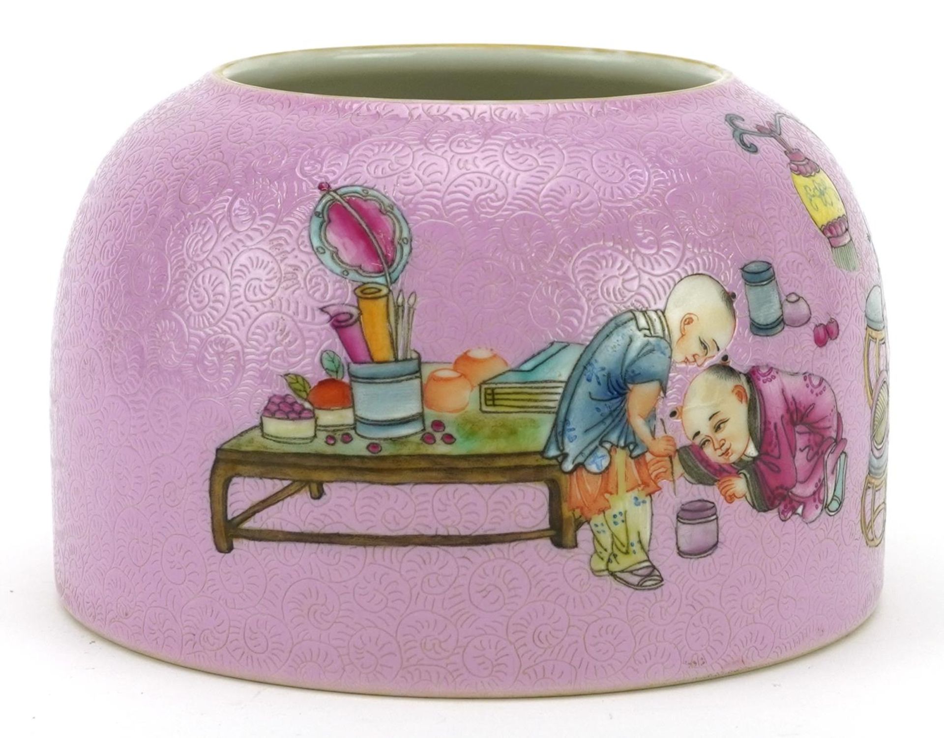 Chinese porcelain beehive water pot having a pink glaze hand painted with children playing, six - Bild 4 aus 7