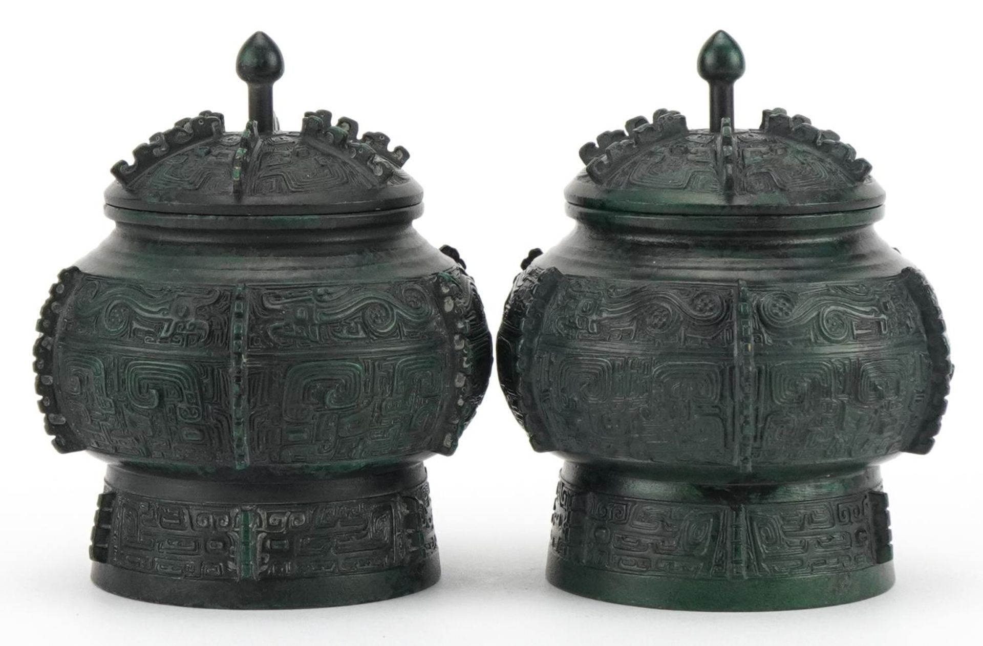 Pair of Japanese verdigris bronze archaic style vessels and covers, character marks to the bases, - Bild 4 aus 7