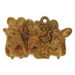 9ct gold three blind mice charm, 2.3cm wide, 1.2g : For further information on this lot please visit