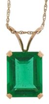 10ct gold green stone pendant on a 10ct gold necklace, 1.5cm high and 42cm in length, 1.4g