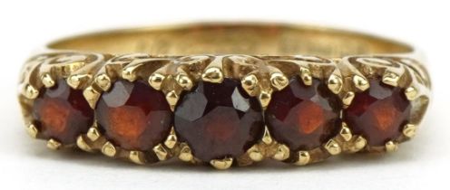 9ct gold graduated garnet five stone ring with ornate pierced setting, size M, 2.0g