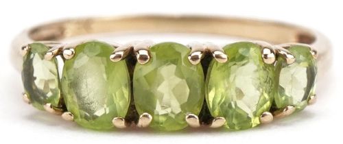 9ct gold graduated peridot five stone ring, size N/O, 1.6g