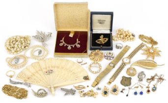 Vintage and later costume jewellery including brooches, simulated pearl necklaces, silver