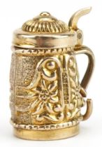Unmarked gold beer stein charm with hinged lid, tests as 9ct gold, 2.1cm high, 3.5g