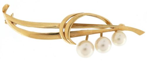 14ct gold Mikimoto pearl floral brooch, 5.5cm wide, 5.0g
