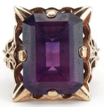 Large 9ct gold alexandrite ring with pierced butterfly shoulders, the stone approximately 16.20mm