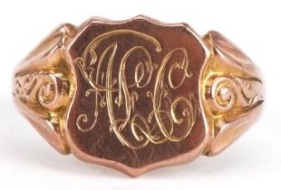 George V 9ct rose gold shield shaped signet ring with scrolled shoulders, Birmingham 1918, size U,