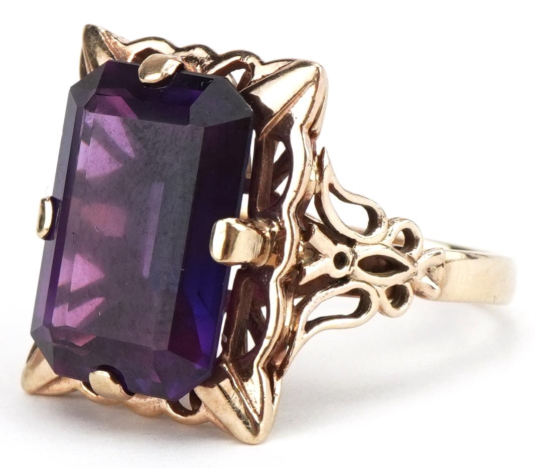 Large 9ct gold alexandrite ring with pierced butterfly shoulders, the stone approximately 16.20mm - Image 2 of 5